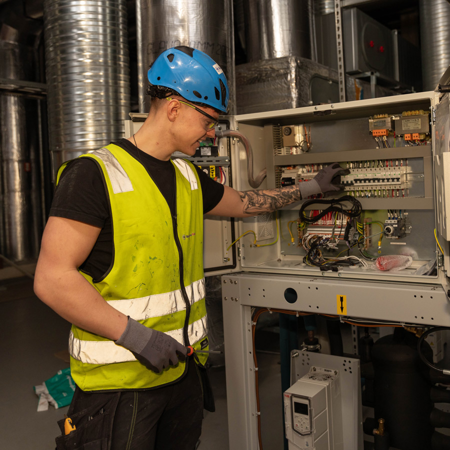 Elektrikerlærling i arbeid