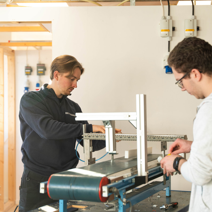 lærlinger i elektrofag i arbeid